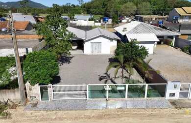 Imagem: A casa possui 2 Dormitórios, 2 Banheiros, 2 Vagas na garagem