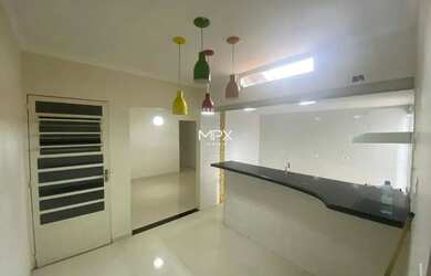 Imagem: A casa possui 3 Dormitórios, 2 Banheiros, 2 Vagas na garagem