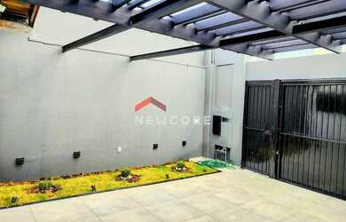 Imagem: A casa possui 3 Dormitórios, 3 Banheiros, 2 Vagas na garagem