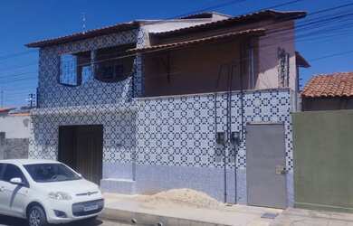 Imagem: A casa possui 3 Dormitórios, 2 Banheiros, 2 Vagas na garagem