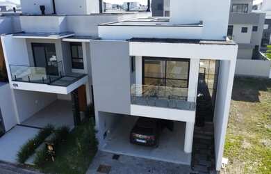 Imagem: A casa em condomínio possui 3 Dormitórios, 3 Banheiros e 2