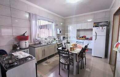 Imagem: O depósito à venda possui 5 Vagas na garagem e 144m² de Área