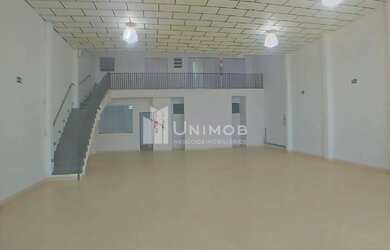 Imagem: O depósito possui 2 Vagas na garagem, 311m² de Área e está