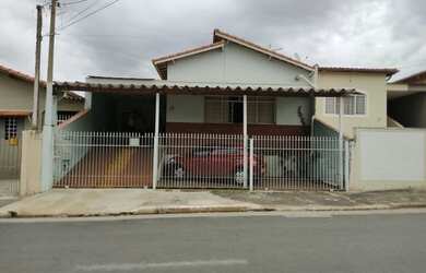 Imagem: A casa possui 3 Dormitórios, 2 Banheiros, 2 Vagas na garagem