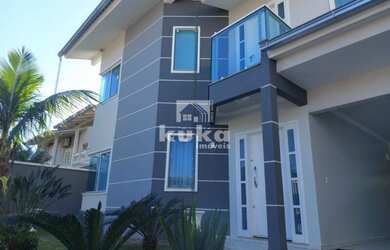 Imagem: A casa possui 4 Dormitórios, 3 Banheiros, 2 Vagas na garagem