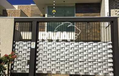 Imagem: A casa possui 3 Dormitórios, 2 Banheiros, 2 Vagas na garagem