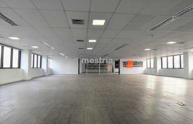 Imagem: O depósito possui 5 Vagas na garagem, 600m² de Área e está