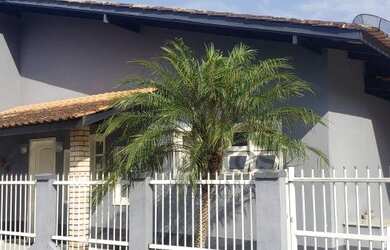 Imagem: A casa possui 4 Dormitórios, 2 Banheiros, 5 Vagas na garagem