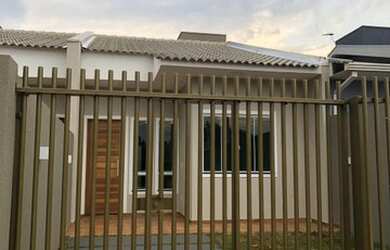 Imagem: A casa possui 2 Dormitórios, 1 Banheiro, 1 Vaga na garagem