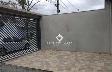 Imagem: A casa possui 3 Dormitórios, 2 Banheiros, 2 Vagas na garagem