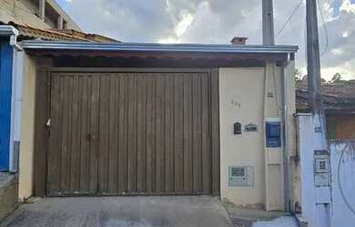 Imagem: A casa possui 2 Dormitórios, 1 Banheiro, 1 Vaga na garagem