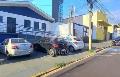 Imagem: O depósito possui 3 Vagas na garagem e 253m² de Área e está