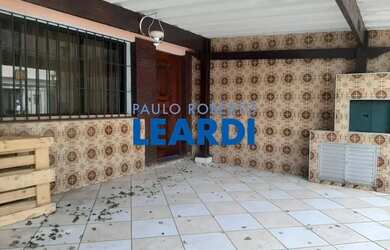 Imagem: A casa possui 3 Dormitórios, 2 Banheiros, 3 Vagas na garagem