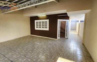 Imagem: A casa possui 3 Dormitórios, 2 Banheiros, 2 Vagas na garagem