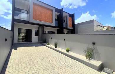 Imagem: A casa possui 3 Dormitórios, 2 Banheiros, 2 Vagas na garagem