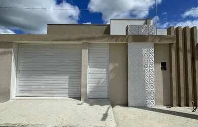 Imagem: A casa possui 3 Dormitórios, 2 Banheiros, 2 Vagas na garagem