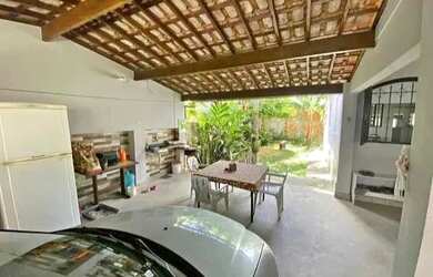 Imagem: A casa possui 3 Dormitórios, 2 Banheiros e 2 Vagas na garagem