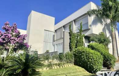 Imagem: A casa em condomínio possui 4 Dormitórios, 5 Banheiros, 4