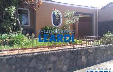 Imagem: A casa possui 3 Dormitórios, 3 Banheiros, 4 Vagas na garagem