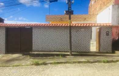 Imagem: A casa possui 2 Dormitórios, 4 Vagas na garagem e está localizado