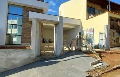 Imagem: A casa possui 3 Dormitórios, 3 Banheiros, 2 Vagas na garagem