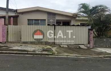 Imagem: A casa possui 3 Dormitórios, 2 Banheiros, 1 Vaga na garagem