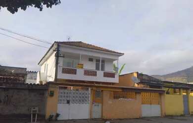 Imagem: A casa possui 3 Dormitórios, 2 Banheiros, 1 Vaga na garagem