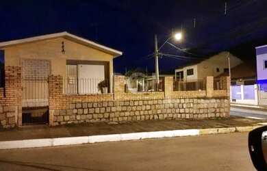 Imagem: A casa possui 3 Dormitórios, 2 Banheiros, 4 Vagas na garagem