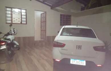 Imagem: A casa possui 2 Dormitórios, 2 Banheiros, 2 Vagas na garagem