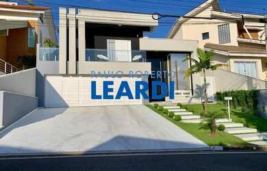 Imagem: A casa em condomínio possui 4 Dormitórios, 5 Banheiros, 5