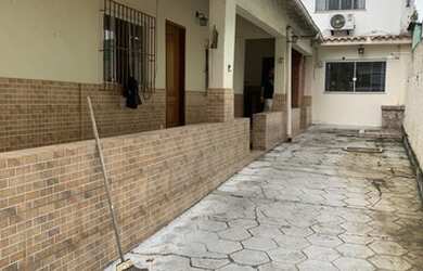 Imagem: A casa possui 4 Dormitórios, 3 Banheiros, 3 Vagas na garagem