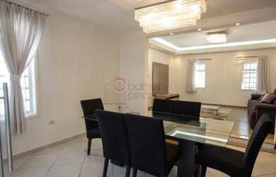 Imagem: A casa possui 3 Dormitórios, 3 Banheiros, 3 Vagas na garagem