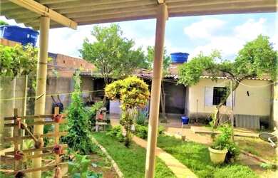 Imagem: A casa possui 3 Dormitórios, 2 Banheiros, 4 Vagas na garagem