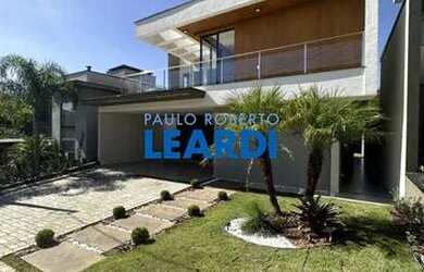 Imagem: A casa em condomínio possui 4 Dormitórios, 5 Banheiros, 4