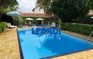 Imagem: A casa possui 5 Dormitórios, 5 Banheiros, 5 Vagas na garagem