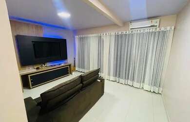 Imagem: A casa possui 4 Dormitórios, 2 Banheiros, 3 Vagas na garagem