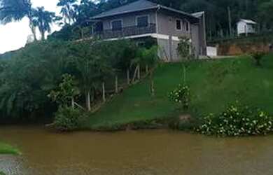 Imagem: A casa possui 3 Dormitórios, 1 Banheiro, 2 Vagas na garagem