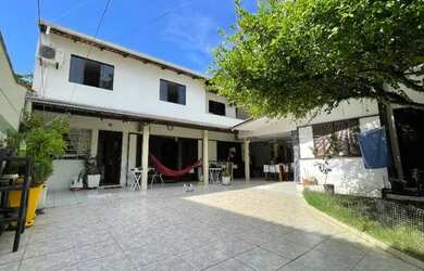 Imagem: A casa possui 5 Dormitórios, 5 Banheiros, 3 Vagas na garagem