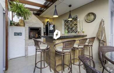 Imagem: A casa possui 3 Dormitórios, 2 Banheiros, 2 Vagas na garagem