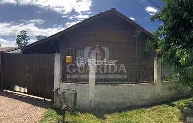 Imagem: A casa possui 3 Dormitórios, 1 Banheiro, 2 Vagas na garagem