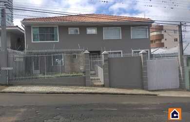 Imagem: A casa possui 5 Dormitórios, 3 Banheiros, 2 Vagas na garagem