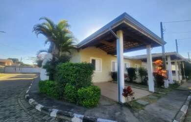 Imagem: A casa em condomínio possui 3 Dormitórios, 1 Banheiro, 2 Vagas