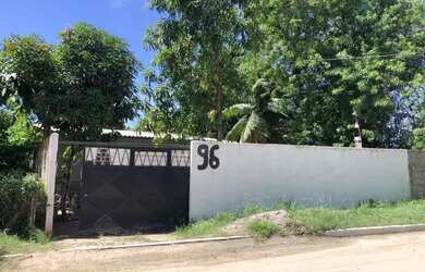 Imagem: A casa possui 2 Dormitórios, 1 Banheiro, 2 Vagas na garagem