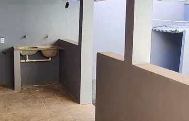 Imagem: A casa possui 2 Dormitórios, 1 Banheiro e está localizado