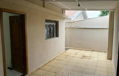 Imagem: A casa possui 2 Dormitórios, 2 Banheiros, 1 Vaga na garagem