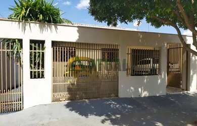 Imagem: A casa possui 3 Dormitórios, 2 Banheiros, 1 Vaga na garagem