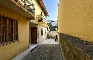 Imagem: A casa possui 2 Dormitórios, 1 Banheiro, 1 Vaga na garagem