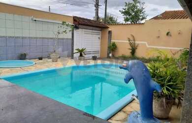 Imagem: A casa possui 4 Dormitórios, 3 Banheiros, 4 Vagas na garagem