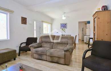 Imagem: A casa possui 2 Dormitórios, 1 Banheiro, 3 Vagas na garagem