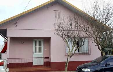 Imagem: A casa possui 3 Dormitórios, 1 Banheiro, 1 Vaga na garagem